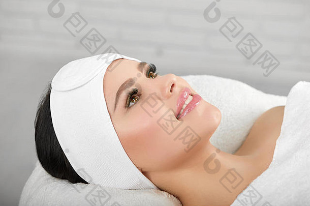 微笑女人说谎白色cosmetological教练穿headbandage等待比蒂沙龙程序专业主smoth年轻的健康的皮肤美丽脸