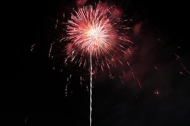 烟花在夜空中爆炸庆祝新年，<strong>倒计时</strong>事件，抽象灯光爆炸