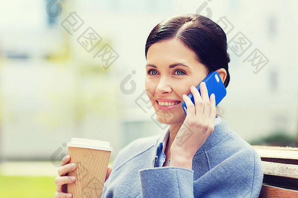 微笑<strong>女人</strong>咖啡调用智能手机