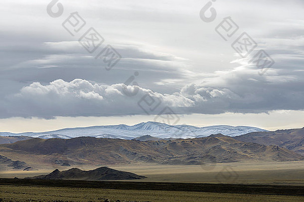 蒙古西部托尔博湖附近乌列盖至科布多的道路