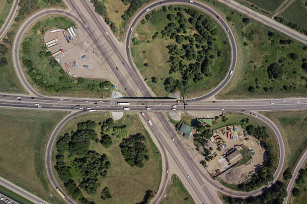 鸟瞰环岛互通式立交是城市、高速公路的重要基础设施。