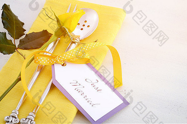 黄色的白色主题婚礼表格的地方设置古董银器餐巾黄色的玫瑰巴德白色破旧的别致的表