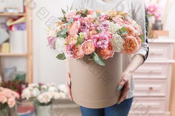 美丽的奢侈品花束混合花女人手工作花店花商店