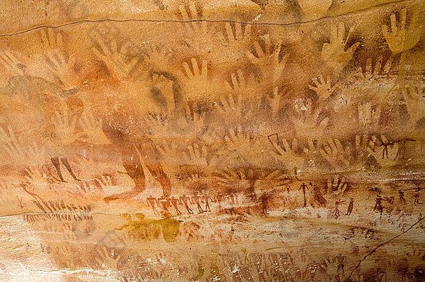 埃及西部沙漠Gilf Kebir地区Wadi Sura地区Mestakawi洞穴中的岩石艺术。2010