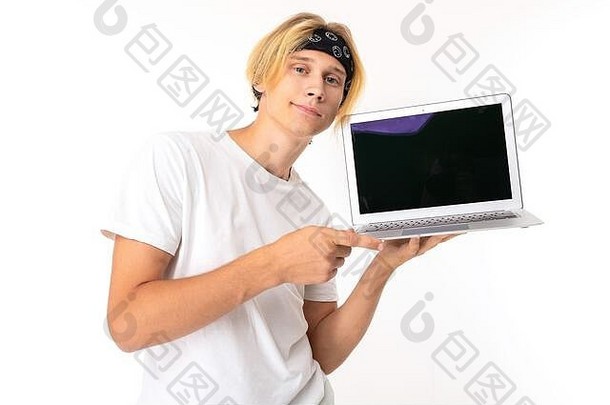 时尚的白人金发男子展示白色背景上的笔记本电脑