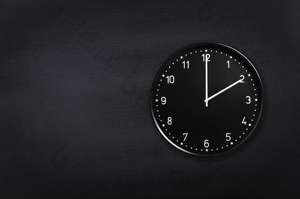 在黑色黑板背景上显示两点钟的挂钟。黑色纹理上显示凌晨2点或下午2点的办公钟