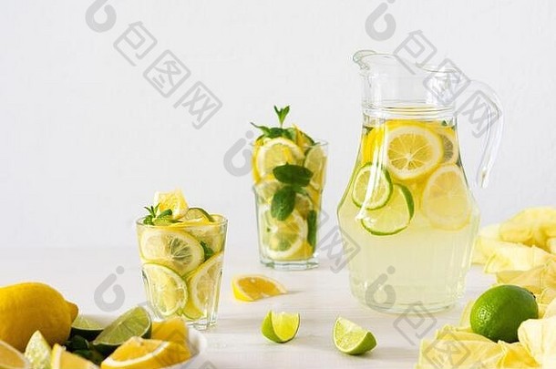 柠檬、酸橙和薄荷夏日清爽饮料，罐装柠檬水、玻璃杯和柑橘片