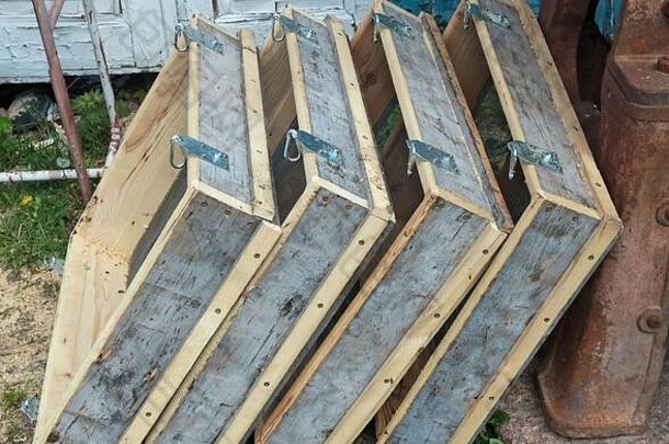 自制的木盒子钢网筛选沙子农村建设网站