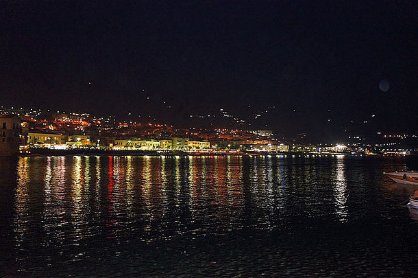 西西里岛塞法鲁镇海滨的夜景