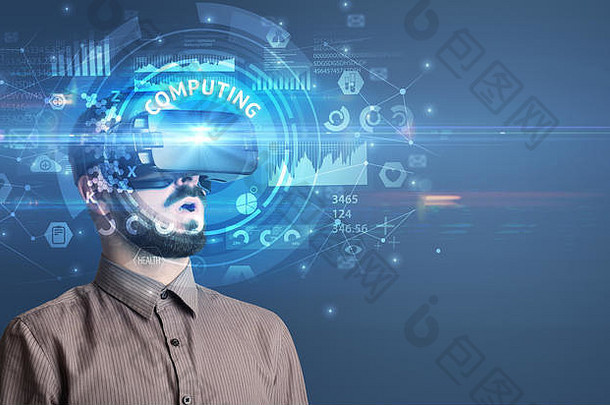商人透过虚拟现实眼镜看计算机铭文，创新技术概念