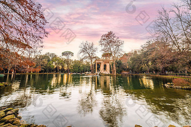 在罗马的一个<strong>英国风景</strong>园林中，有着浪漫建筑的田园诗般的湖泊