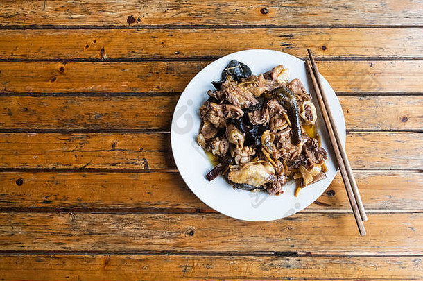 中国之旅-上图：大寨龙胜梯田（龙脊梁梯田，罗湖）乡村餐厅中的蘑菇鸡