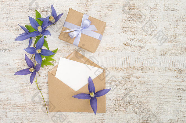 礼品盒，紫罗兰色缎子蝴蝶结，蓝色花朵，信封，木质彩绘板上印有贺卡