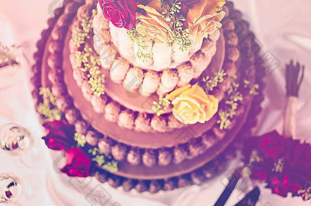 美食分层婚礼<strong>蛋糕</strong>作为婚礼招待会的核心。