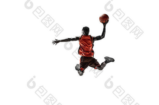 在白色工作室背景上，一名篮球运动员拿着一个孤立的球的全长肖像。广告概念。适合非洲裔美国运动员带球跳跃。运动，活动，运动概念。