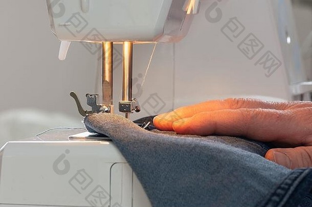 随时可用的缝纫机光牛仔布细节插入线程筒子