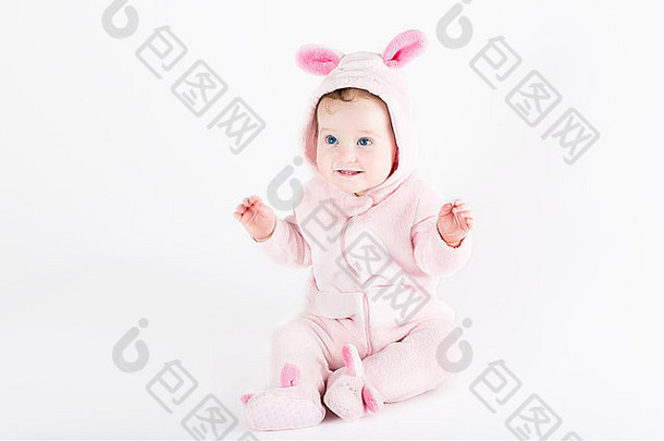 可爱的有趣的婴儿穿着复活节兔子