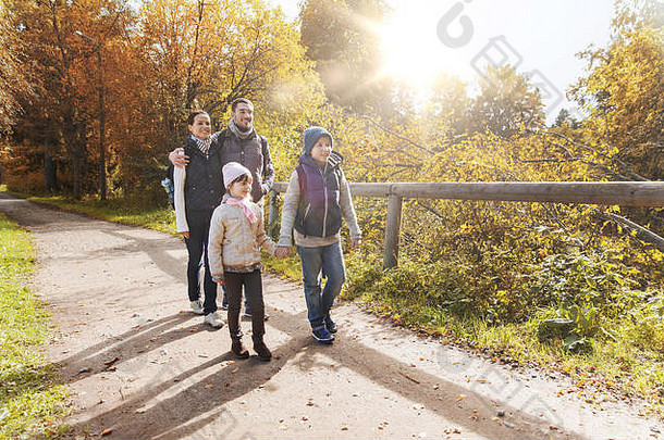背着背包在树林里徒步旅行的幸福家庭