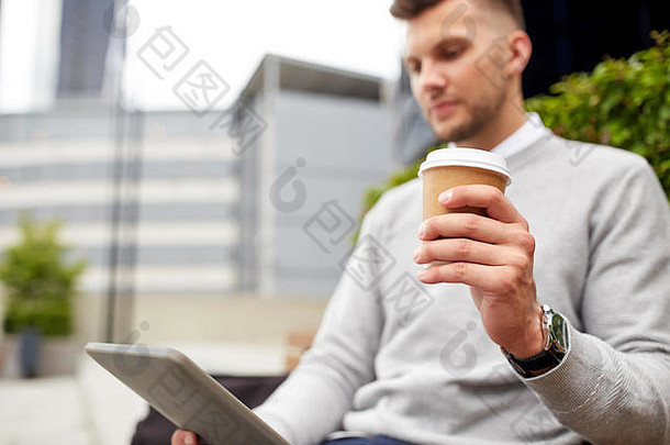 男人。平板电脑咖啡杯城市街