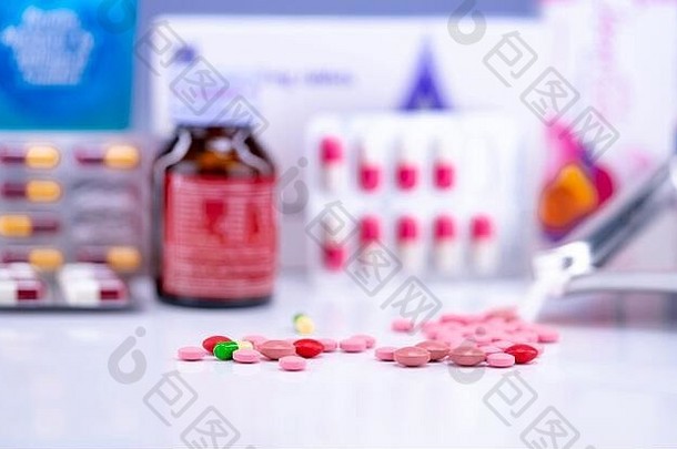 在药瓶、药丸泡罩包装和药盘的模糊背景上，重点选择片剂和胶囊药丸。药店产品。药房