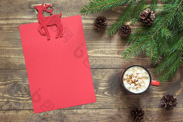 圣诞作文，红色杯子和空的红色空白字母，用于圣诞老人或你的愿望清单或降临节活动。顶部视图和文本的空间。