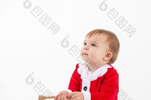 一张白色背景<strong>的</strong>Stock studio照片，一个打扮成圣诞老人<strong>的</strong>婴儿在玩木棍