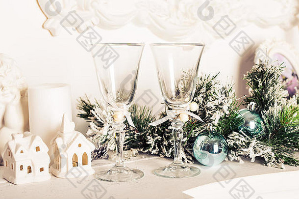 圣诞静物画-两杯带圣诞装饰的香槟