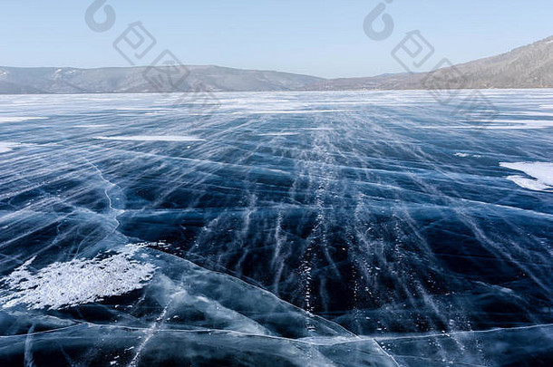 冰冻的贝加尔湖。在一个霜冻的日子里，冰面附近有一座美丽的山。自然背景