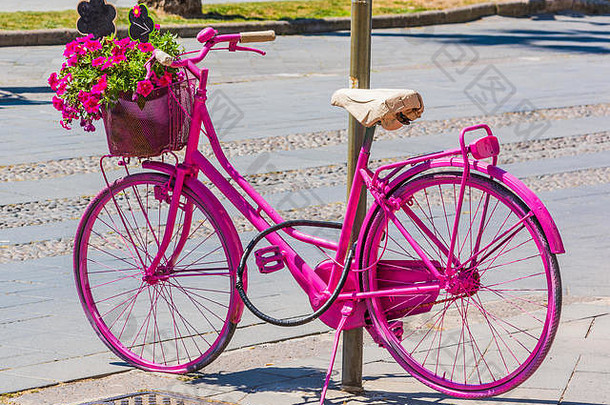 阿尔盖罗海滨长廊的粉红色自行车。意大利撒丁岛