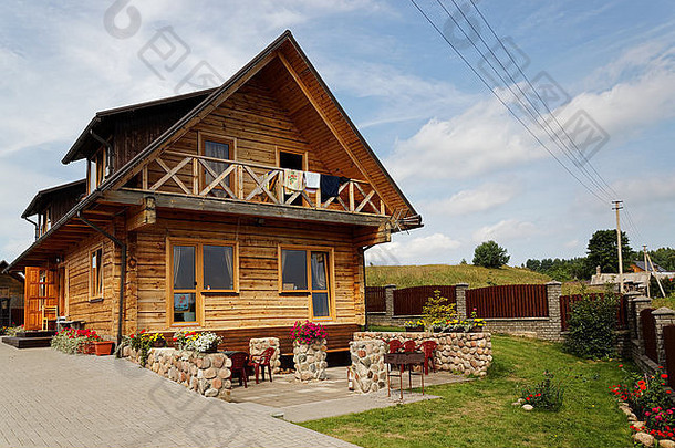 立陶宛维尔纽斯-2013年7月27日：典型的波罗的海-欧洲现代乡村木屋-乡村游客酒店