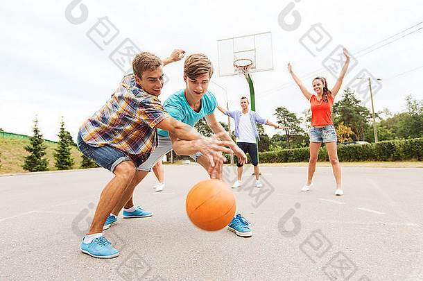 一群快乐的青少年在打篮球