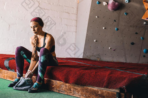 女人墙攀爬健身房应用镁粉笔粉手袋人工抱石墙背景
