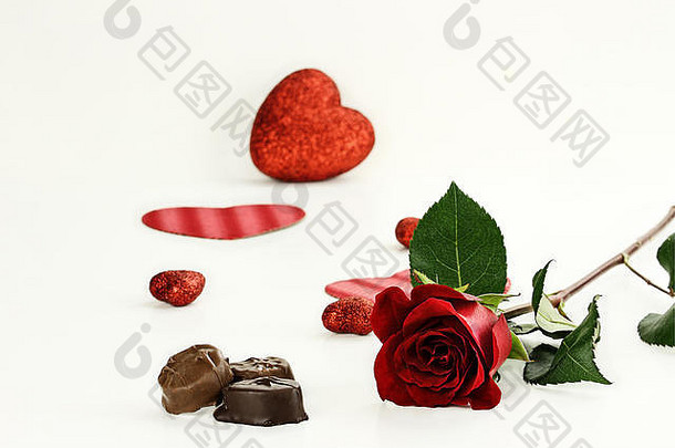 美丽的长阀杆红色的玫瑰巧克力糖果浅深度场