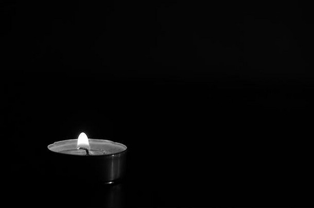 燃烧蜡烛黑暗黑色的白色
