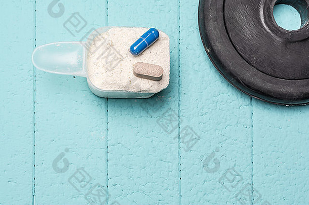 容器牛奶乳清蛋白质药片特写镜头蓝色的背景