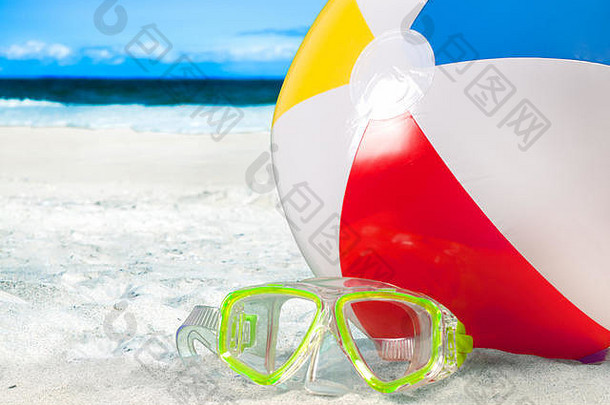 夏天假期海边面具护目镜颜色球沙子海滩背景