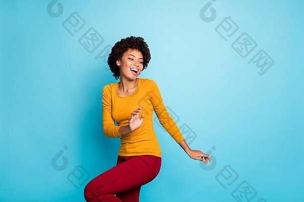 肖像野生疯狂的千禧非洲式发型美国俱乐部会员女孩跳舞迪斯科舞厅感觉享受喜乐穿红色的裤子裤子孤立的蓝色的颜色