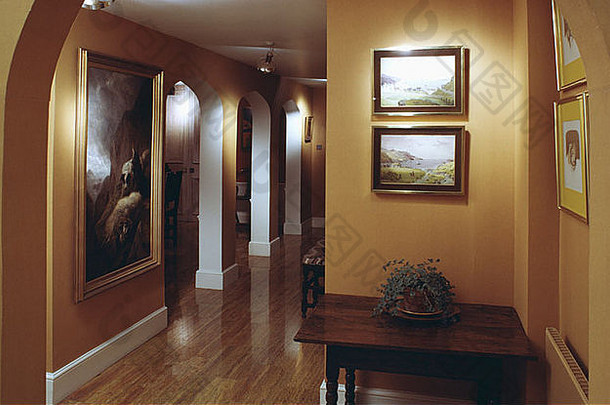 关注的焦点图片传统的大厅抛光木地板上