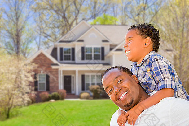 快乐好玩的非洲美国父亲混合比赛儿子前面房子