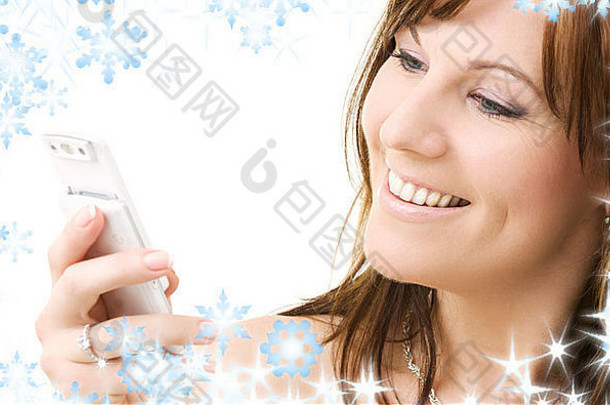 戴着白色手机的快乐女人的画像