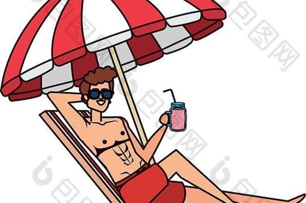 坐在沙滩椅上拿着伞喝果汁的年轻人