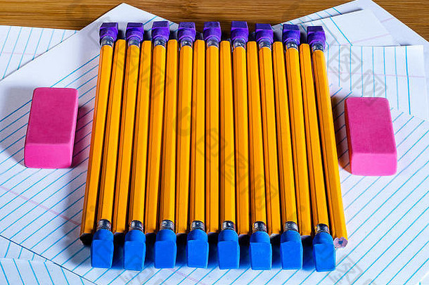 行明亮彩色的铅笔橡皮擦排强迫症有序的时尚铅笔铺设高对比照明高活力