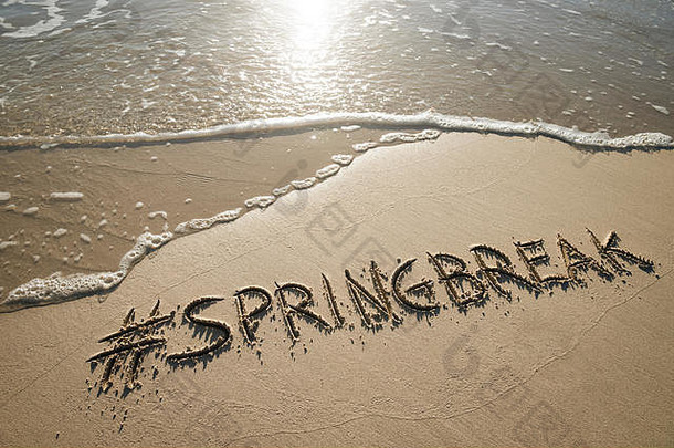现代春天打破消息手写的<strong>社会媒体</strong>标签光滑的沙子空海滩迎面而来的波