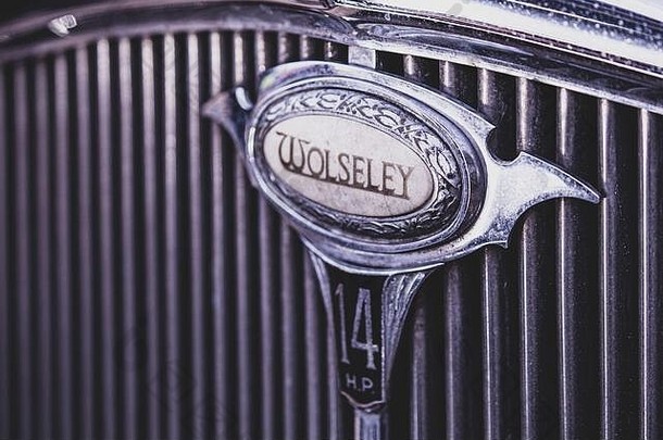 Wolseley 14汽车的老式汽车引擎盖装饰物或徽章格栅标志。沃尔斯利是英国汽车商，成立于1901年初。