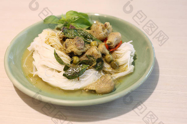 咖喱鸡肉面（KHANOM CHIN）配蔬菜。