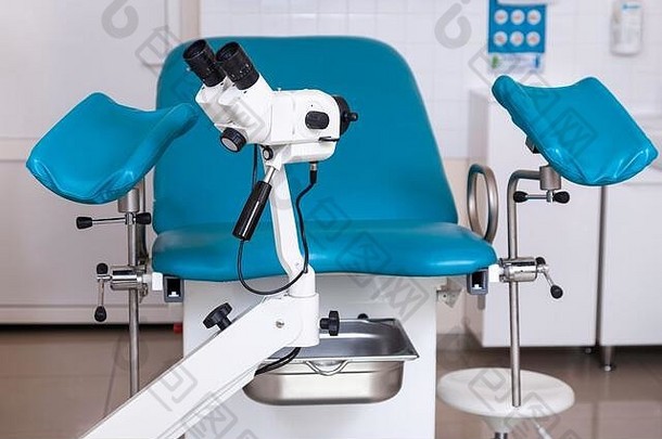 带椅子和设备的妇科病房。检查妇女健康的医疗工具。