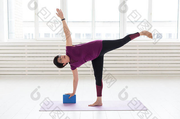 人瑜伽体育运动医疗保健概念中年女人练习瑜伽伸展运动多维数据集