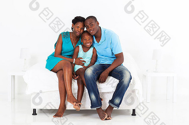 快乐非洲家庭坐着床上