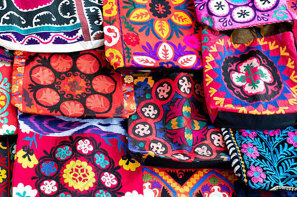 市场摊位装饰部落纺织色彩鲜艳的模式使中央亚洲乌兹别克斯坦