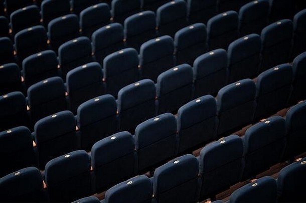 剧院或电影院观众的灰色天鹅绒座椅